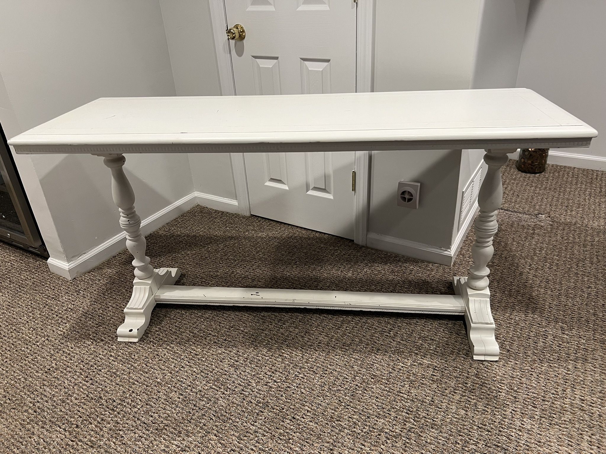 White Distressed Farm Style Console Table in VG Condition 20d x 5ft x 30h Smoke free household