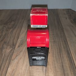 AVON Vintage First Class Male WILD COUNTRY After Shave For Men Mail Box New. Packaging has wear from age and storage. Sold as is.

