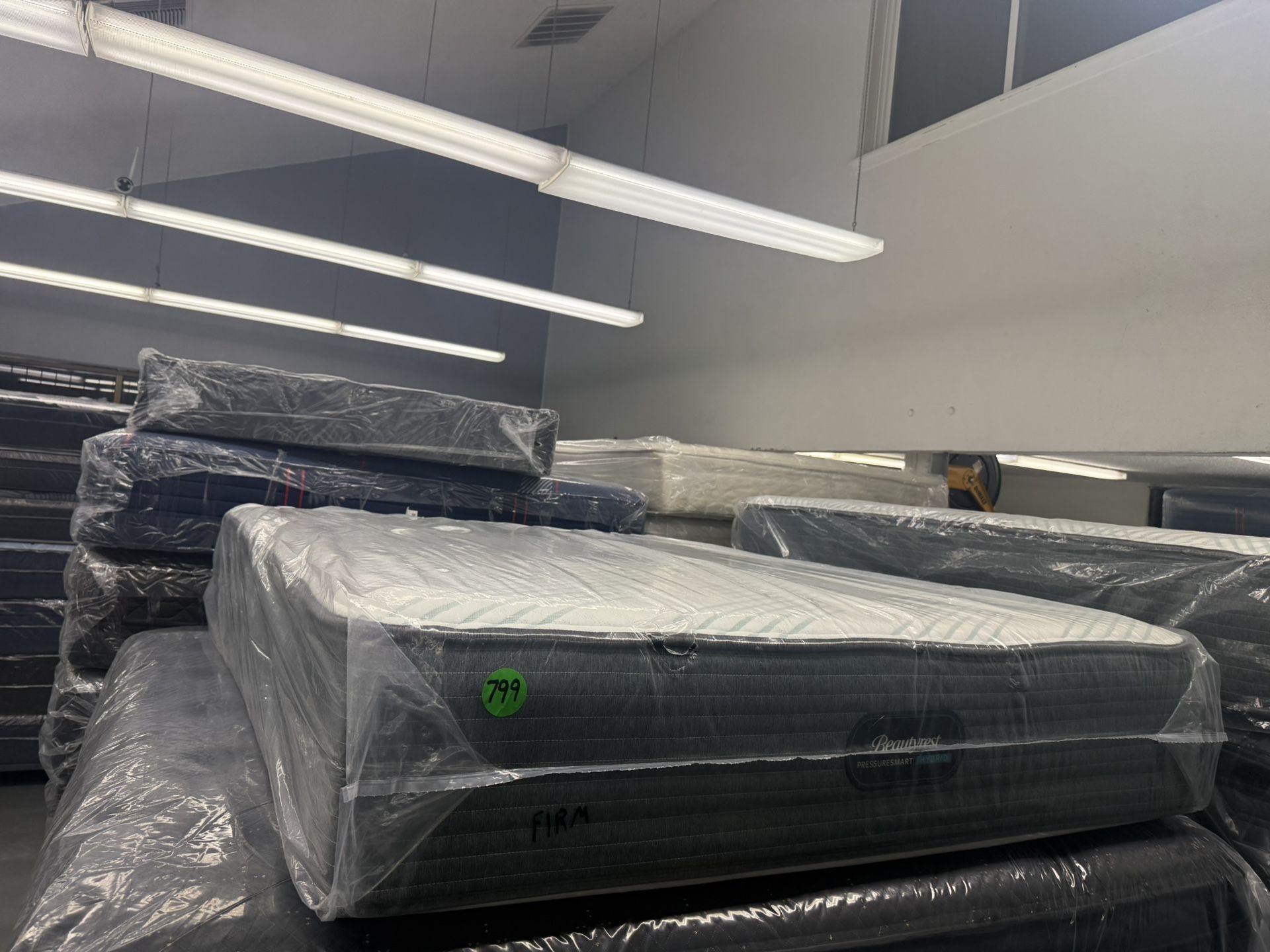 QUEEN SIZE SIMMONS BEAUTYREST PRESSURESMART HYBRID (FIRM) MATTRESS & BOX SPRING BED SET