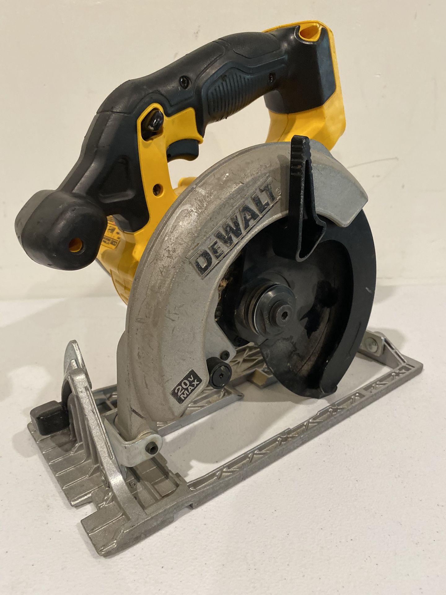 DEWALT 20-Volt MAX Cordless 6-1/2 in. Circular Saw (Tool-Only)