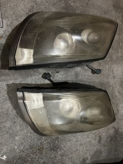 Volvo VNL Headlights