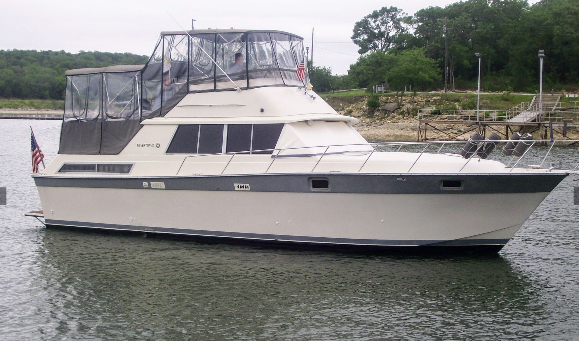 Photo 1985 Silverton 40 Aft Cabin Freshwater Boat Yacht Two estate rooms