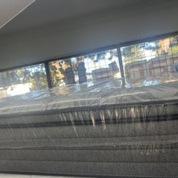 QUEEN SIZE SEALY POSTUREPEDIC PILLOW TOP MATTRESS & BOX SPRING BED SET