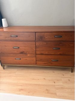 Mid-Century Modern Walnut 6-Drawer Dresser - Solid & Sturdy