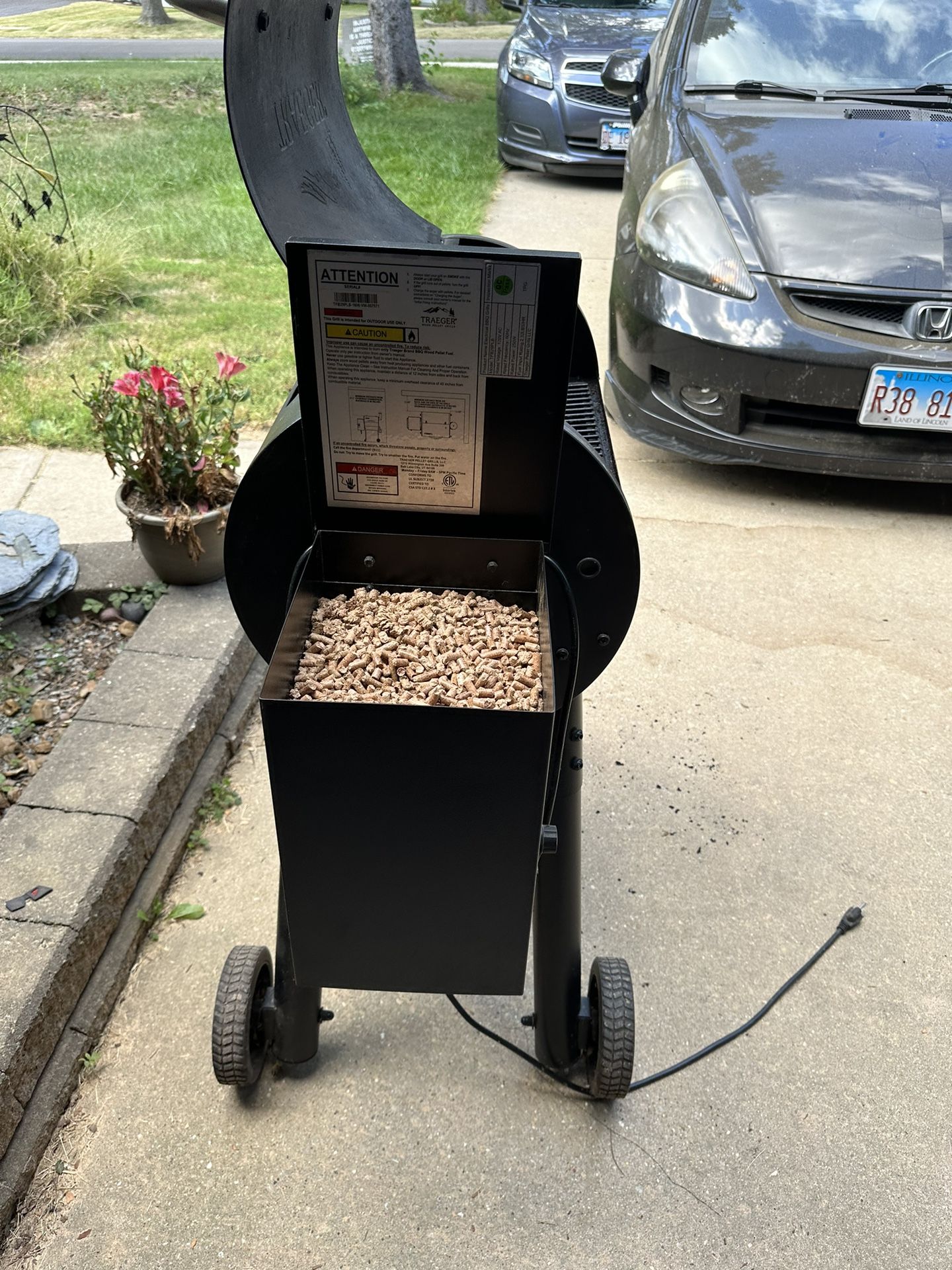Traeger Electrical Pellet BBQ Grill TFB29PLB for Sale in Wheaton, IL