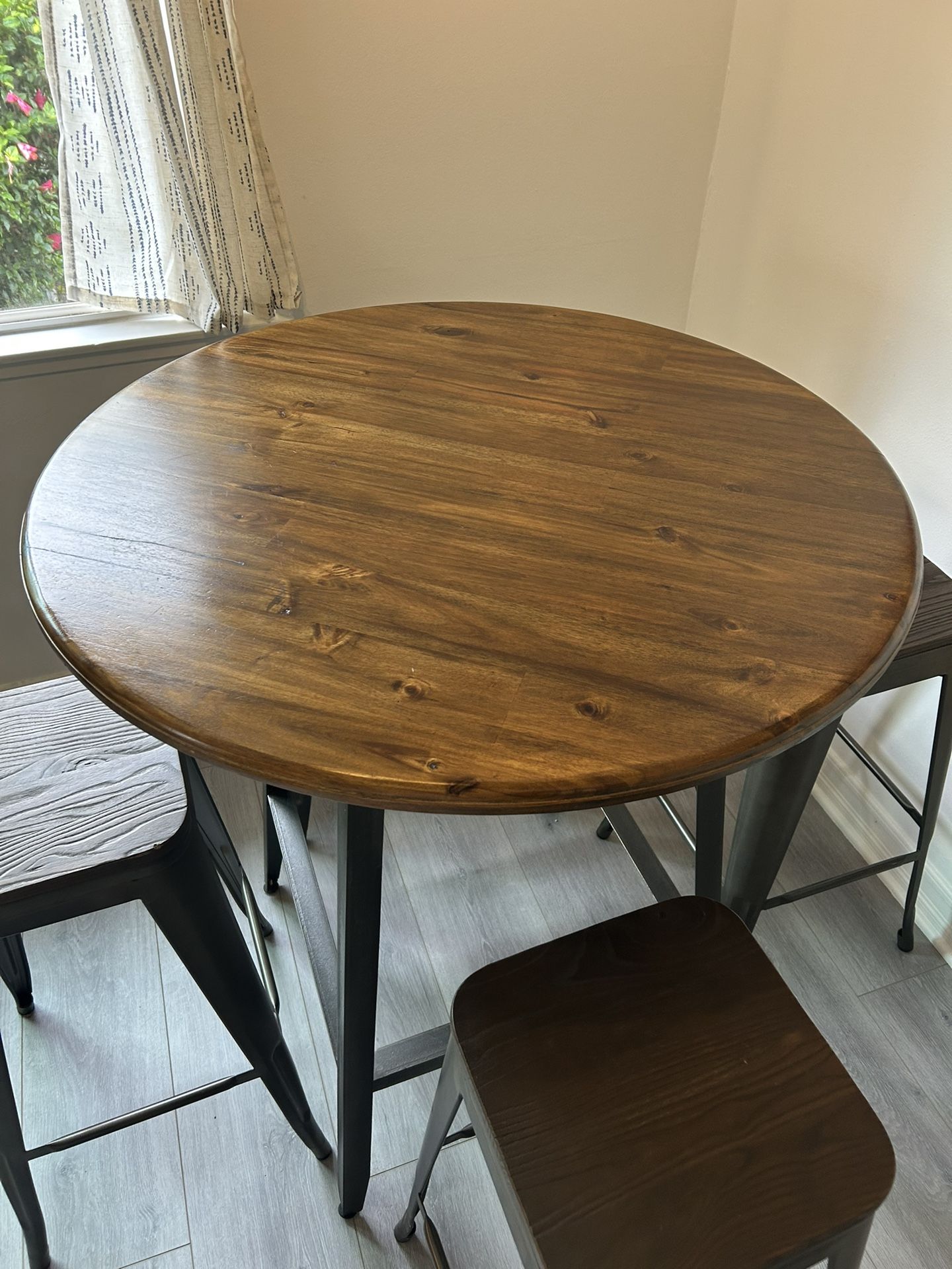 Pub Style Table With 4 Stools