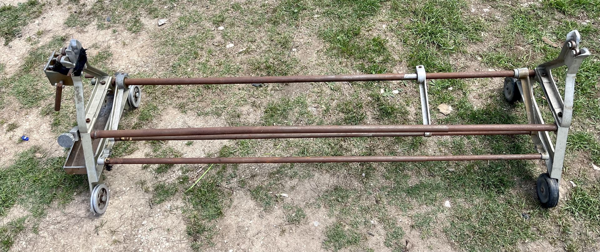 Manual and Expandable Fabric Spreader