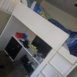 bunk bed with desk on bottom /litera con escritorio abajo