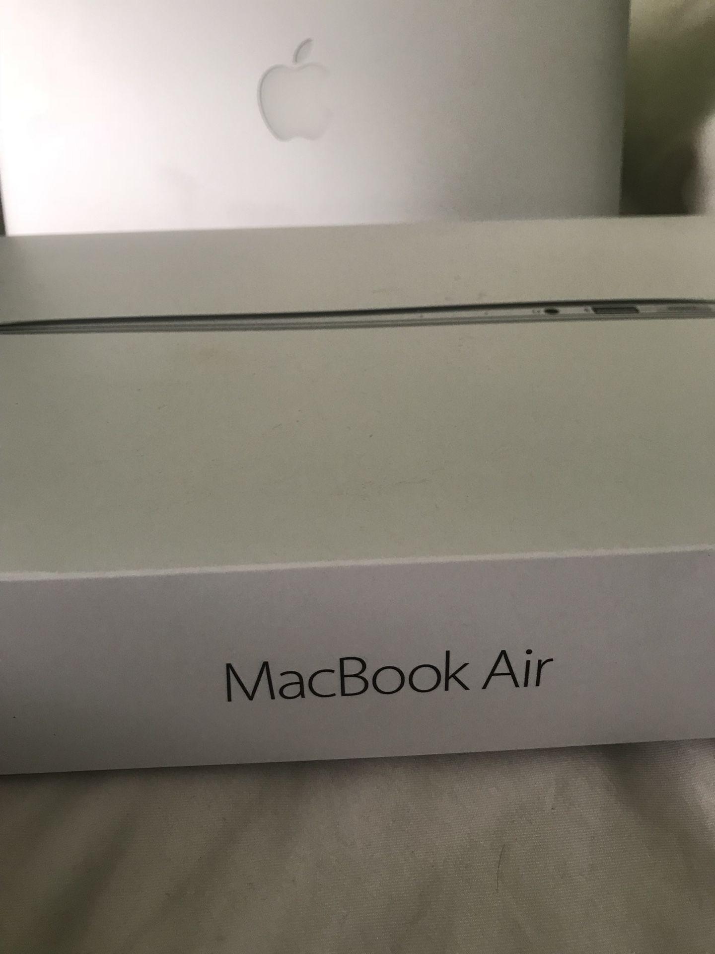 128gb 2018 MacBook Air Comes With Case Negotiable