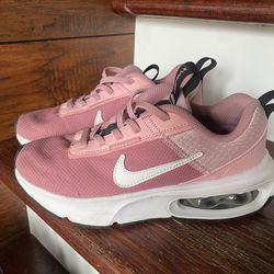 Girls Nike air max shoes