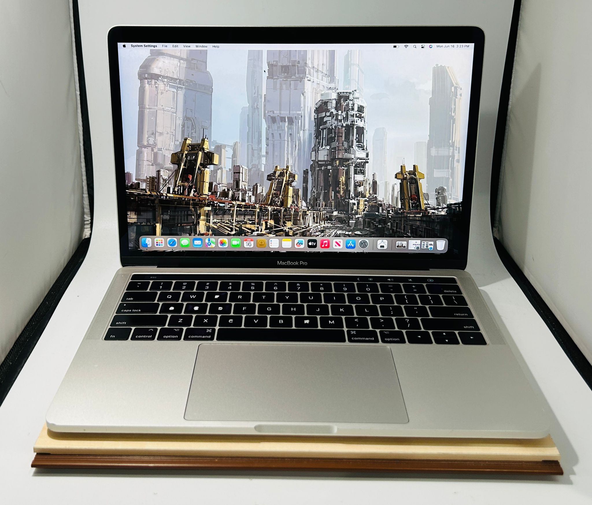 Apple MacBook Pro 13” 2017 TouchBar Core i5 16GB 256GB Fully Functional