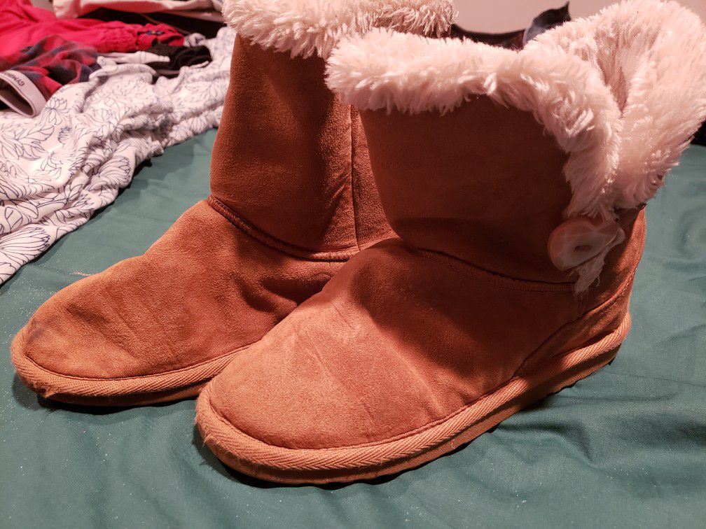 Size 3 boots with fur