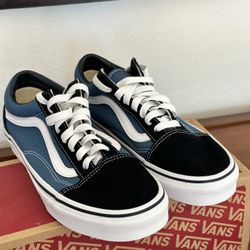 Vans Old Skool Navy and White Men’s Size 7or Women’s Size 8.5