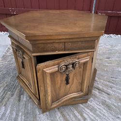 This is a Thomasville Furniture Flamenco Collection Spanish Mediterranean Solid Pecan hexagonal accent storage end table. 