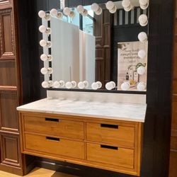 Floating table draws - Not Mirror