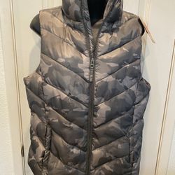Brand New Women’s Camouflage Puffer Vest Size Large
