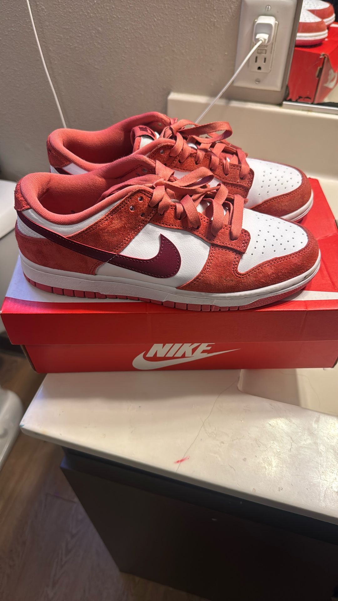 W Nike Dunks Low Vday 