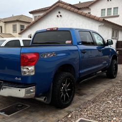 Toyota Tundra 4X4 CrewMax 4door Truck