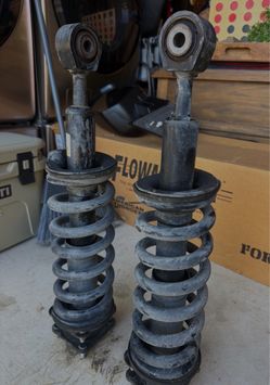 Front strut/coilover with leveling kit block