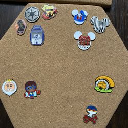 **DISNEY PIN TRADING** 