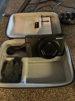SONY ZV-1 CAMERA WITH ACCESSORIES  (perfect for vlogging)
