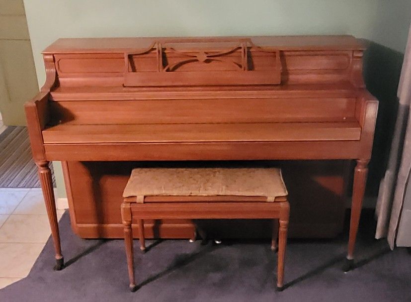 Story & Clark Spinet Piano
