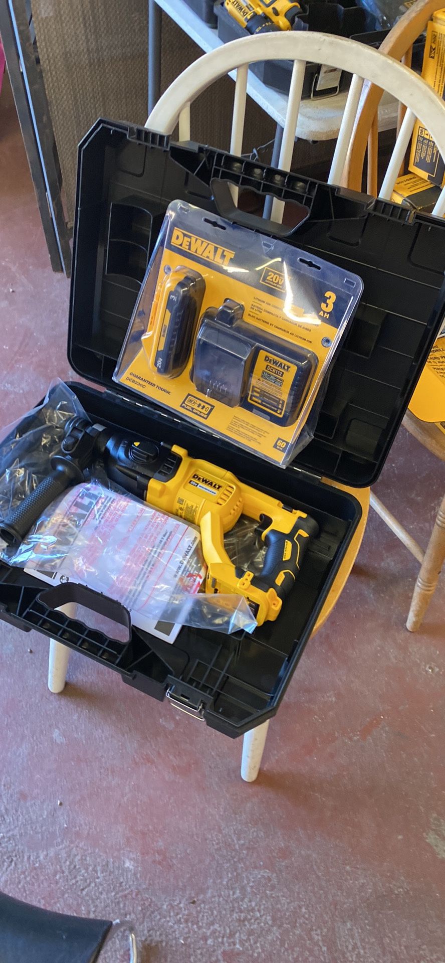 DEWALT 20-Volt MAX Cordless Brushless 1 in. SDS Plus D-Handle Concrete & Masonry Rotary Hammer (Battery And Charger ) kit