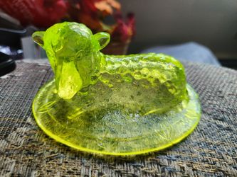 Rare vtg yellow uranium glass Body Lamb on Nest TOP damage