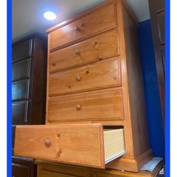 5 drawers dresser/ Five drawers dresser