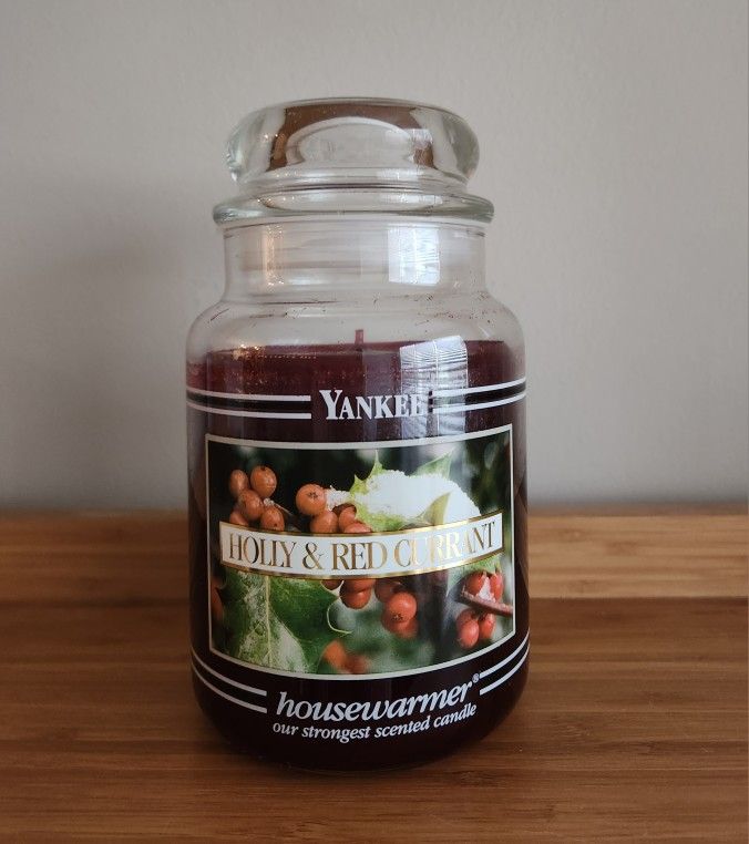 Retired Yankee Candle Black Band Label Holly &Red Currant/22 Oz Jar