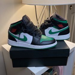 Air Jordan 1 Mid (GS) black, white, pine green