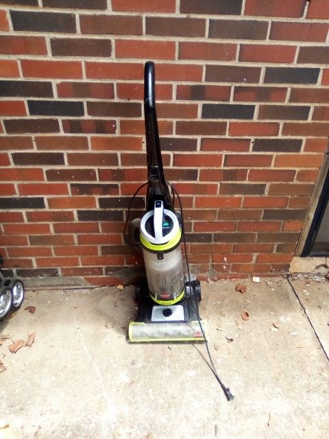 Bissell Swivel Pet Vacuum 40.00