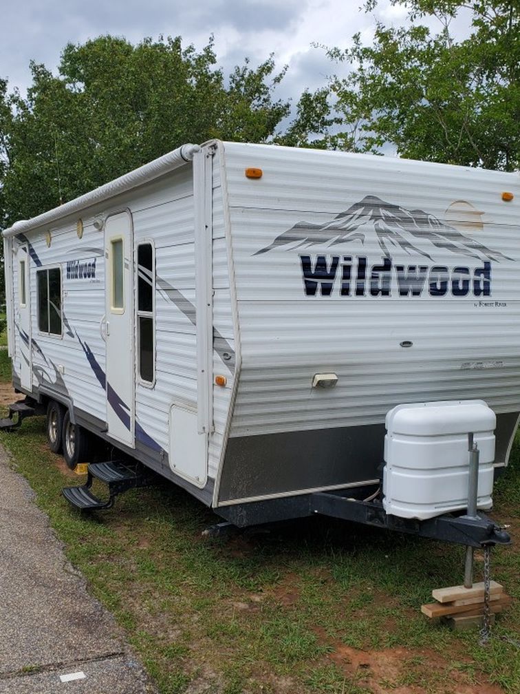 Photo 2010 Forest River Wildwood 26ft Travel Trailer