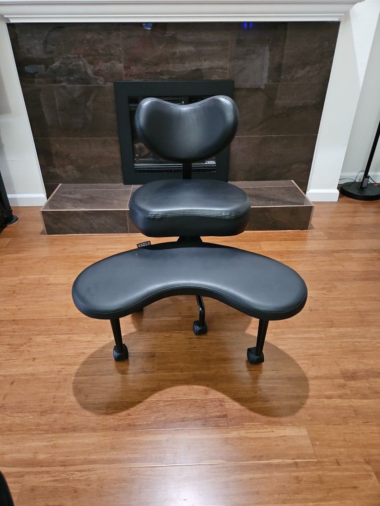 Pipersong Chair with Swivel Footstool