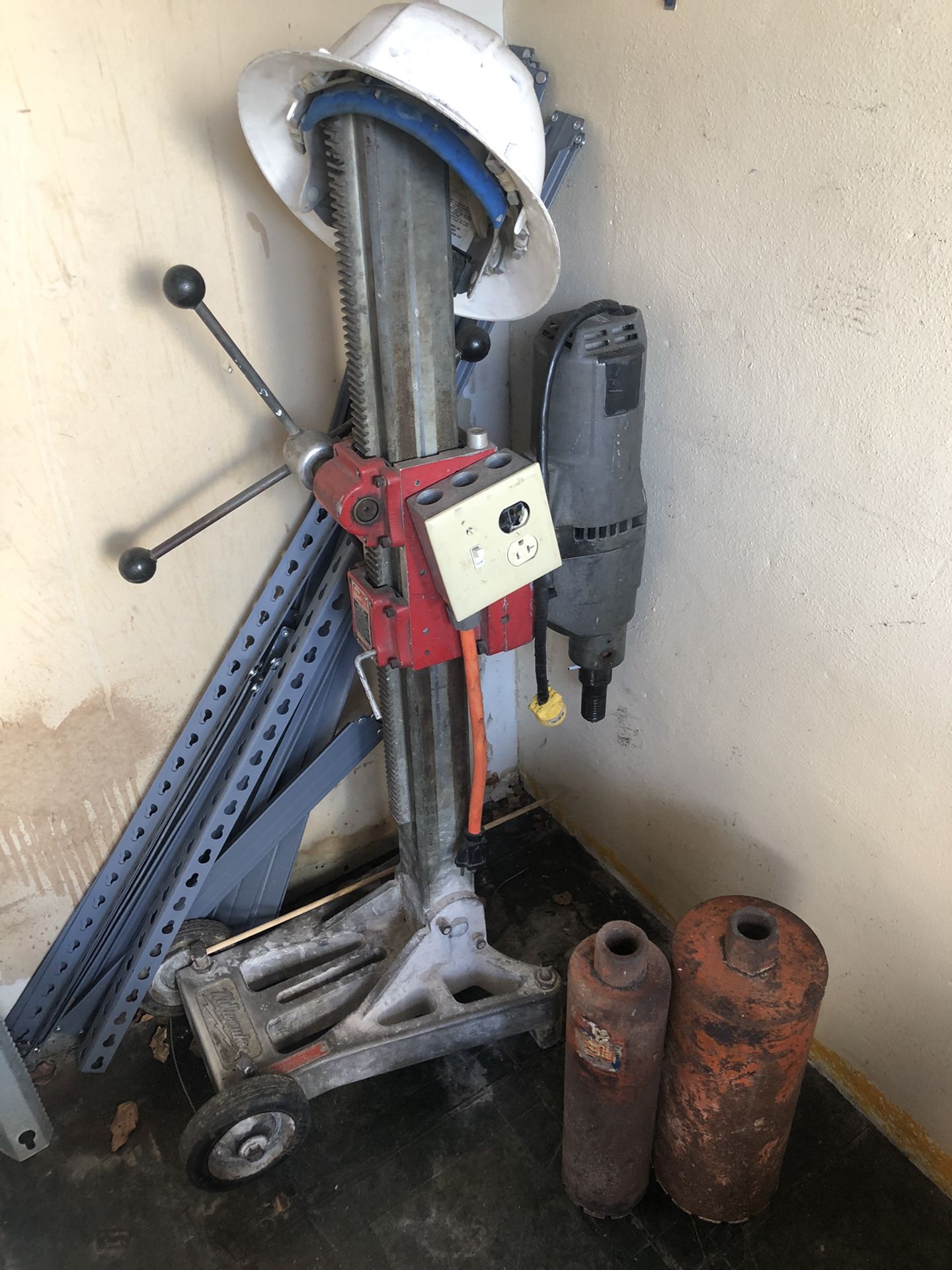 Milwaukee coring drill with 2 drill bits