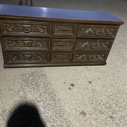 🌹BEAUTIFUL QUEEN SIZE  BEDROOM  SET: DRESSER , QUEEN SIZE CARVED WOOD BED FRAME🌹