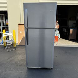 Frigidaire 20.5-cu ft Standard-Depth 30-in Wide Top-Freezer Refrigerator Excellent Condition
