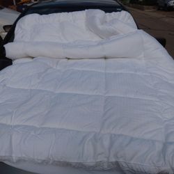 In Excellent Condition White Queen Pillow top Bed Cover 