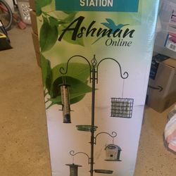 Deluxe Bird Feeding Station