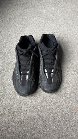 black yeezy 700