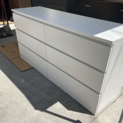 6 Drawer White IKEA Malm Dresser ! Like New