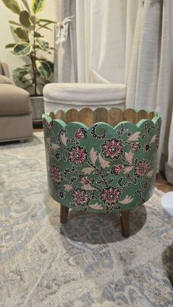 Vintage-Style Hand-Painted Wooden Planter on Legs – Made in India (Scalloped Edge)