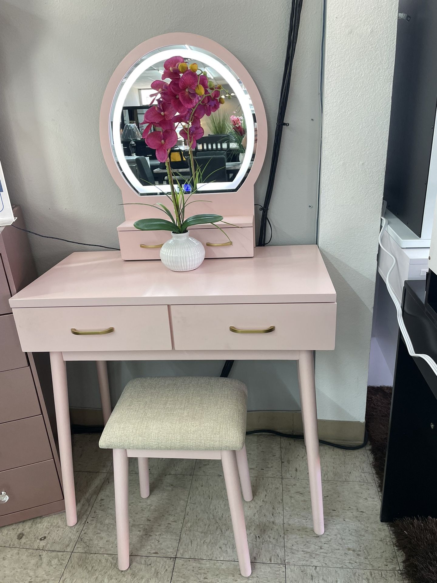 Small Pink Vanity Set With Lights On Mirror New 