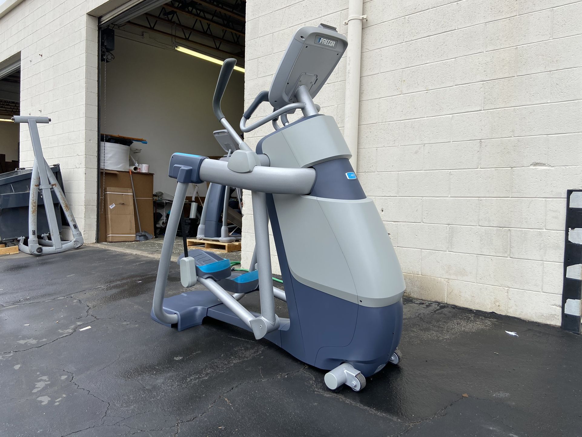 Precor AMT 835 With Open Stride Elliptical