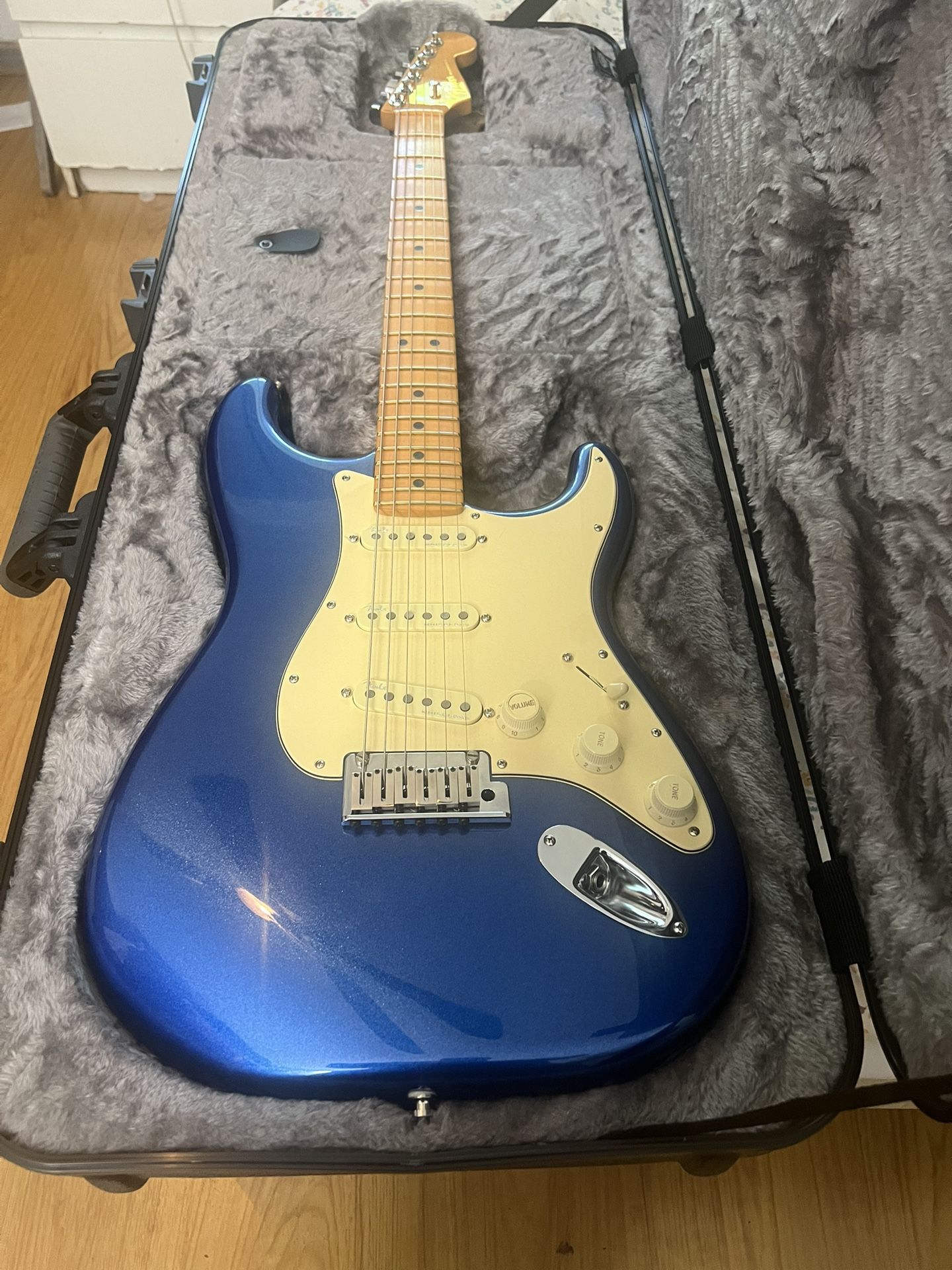 (((. FENDER. STRATOCASTER  ULTRA )))