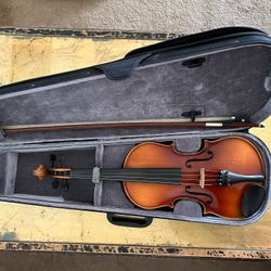 4/4 Violin With Bow & Case; Everything Is In Excellent Condition 