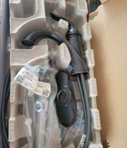 New Delta Lahara Single Hole Single-Handle Bathroom Faucet with Metal Drain Assembly in Venetian Bronze. Retails $210 With Taxes!!