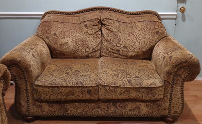 Premium quality Ashley cushioned cloth sofa and loveseat with pillows
