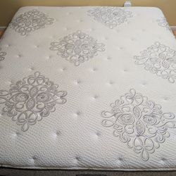 Beautyrest Legend Ki,ng size mattr,ess 15 inches, medium firm. Premium.