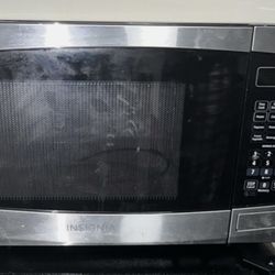 Insignia NS-MW09SS8 900W Microwave Oven - Stainless Steel